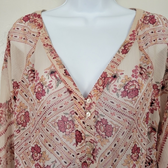 Maurices Women's XL Beige Long Sleeve Blouse Chiffon Red Floral Print V-neck Top - Picture 2 of 6